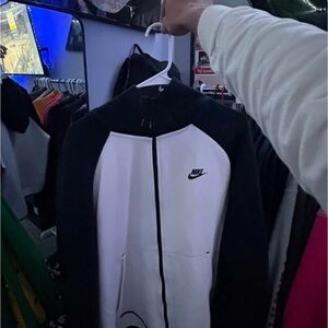 Nike Men's Black and White Windbreaker